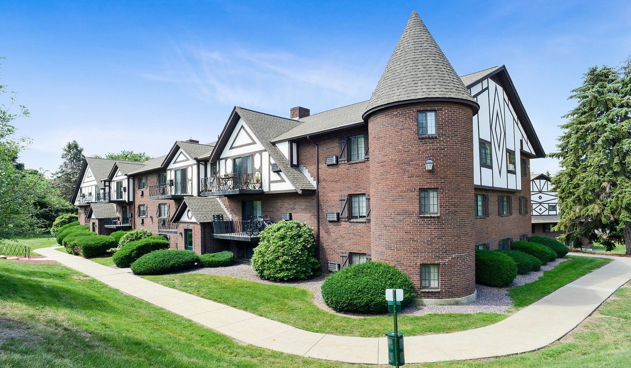 Royal Crest Marlboro Apartment Homes in Marlborough, MA - Foto de edificio