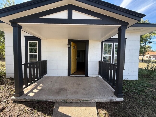 property at 105 S Magnolia St