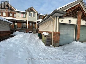 39 Thornbury Crescent in Ottawa, ON - Building Photo