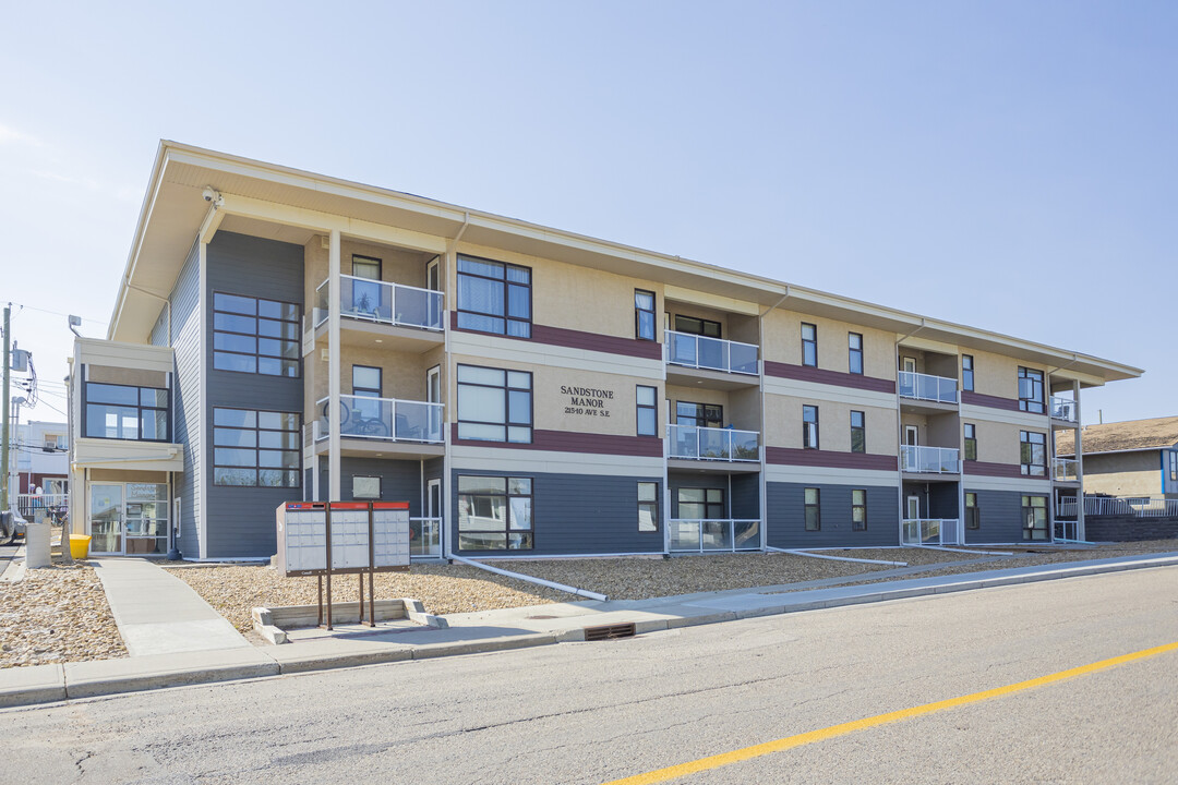 Sandstone Manor in Drumheller, AB - Building Photo