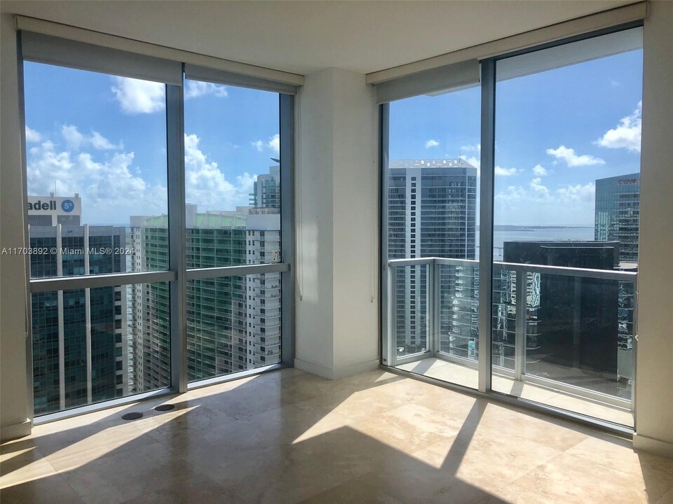 1060 Brickell Ave, Unit 3807 in Miami, FL - Building Photo