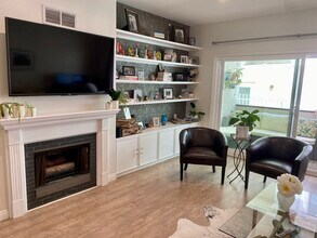 11820 Mayfield Ave, Unit 102 in Los Angeles, CA - Building Photo - Building Photo