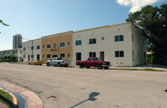 Lottie Apartments in Miami Beach, FL - Building Photo - Building Photo