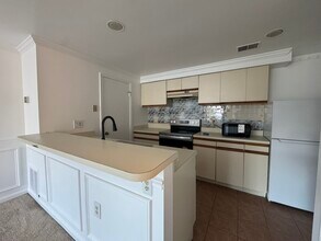 4351 Pembrook Village Dr in Alexandria, VA - Building Photo - Building Photo