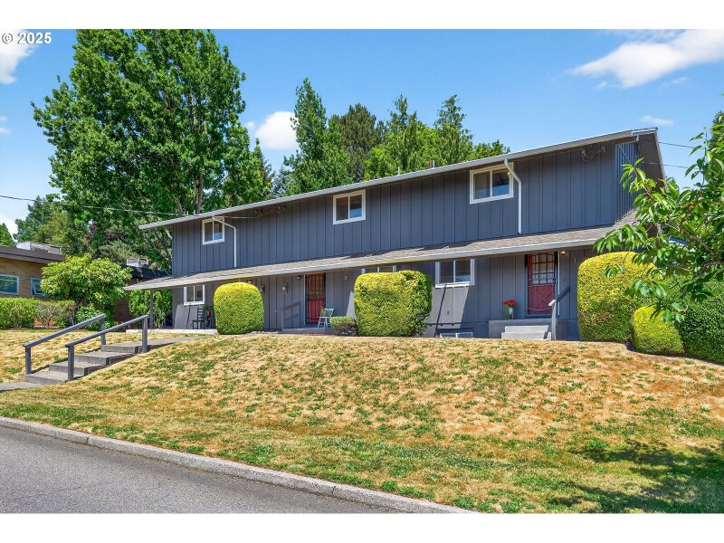 1411 SW Dewitt St in Portland, OR - Building Photo