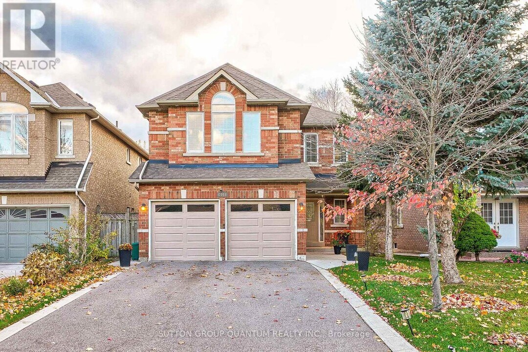 2018 Deer Park Rd in Oakville, ON - Building Photo