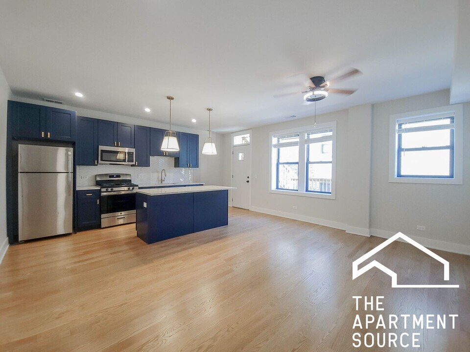 2028 W Montrose Ave, Unit 2A in Chicago, IL - Building Photo