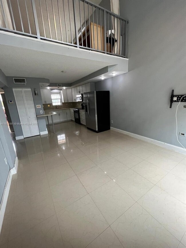 8897 Fontainebleau Blvd in Miami, FL - Building Photo - Building Photo