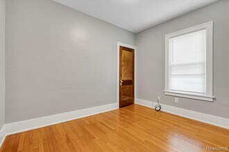1411 Wayburn St in Grosse Pointe, MI - Foto de edificio - Building Photo