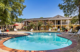 Riverside Oaks in Shreveport, LA - Building Photo - Building Photo