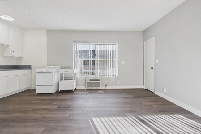 Cedar Court Apartments in Bellflower, CA - Building Photo - Building Photo