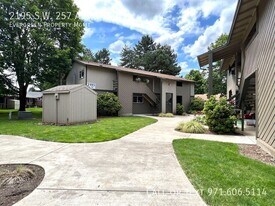 2195 SW 257th Dr in Troutdale, OR - Building Photo