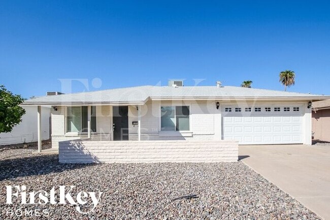 property at 2324 E Paradise Dr