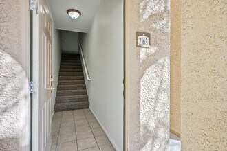 10550 W Alexander Rd in Las Vegas, NV - Foto de edificio - Building Photo