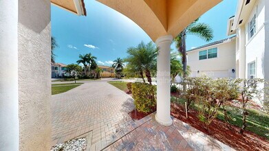 155 Bella Vista Way in Royal Palm Beach, FL - Building Photo - Building Photo