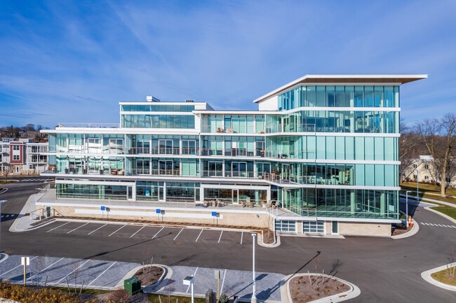 Newport Shores Development in Port Washington, WI - Foto de edificio - Building Photo