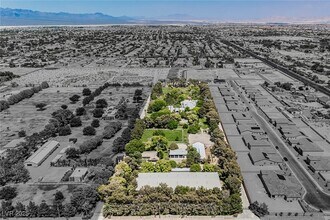 7330 N Rainbow Blvd in Las Vegas, NV - Building Photo - Building Photo