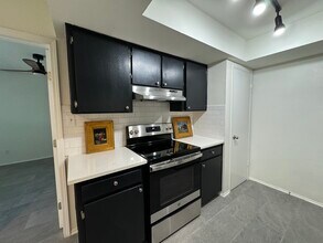 1220 Tartan Ln, Unit B in Austin, TX - Foto de edificio - Building Photo
