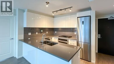 6658 Dow Ave in Burnaby, BC - Building Photo - Building Photo