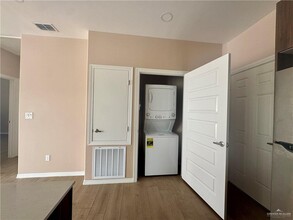 910 N Spruce St in Edinburg, TX - Building Photo - Building Photo