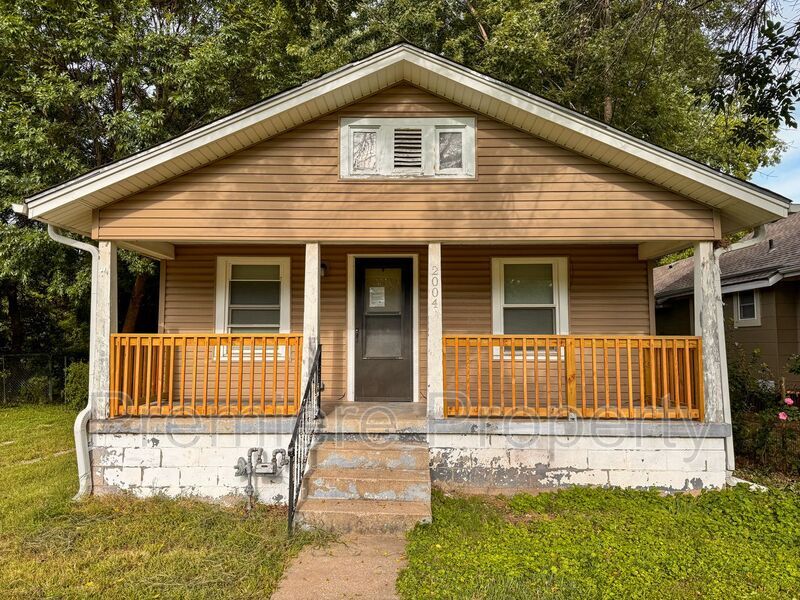 2004 S Overton Ave in Independence, MO - Building Photo
