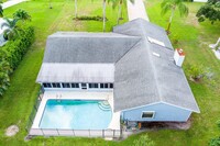 902 SW Willow Ln in Palm City, FL - Foto de edificio - Building Photo