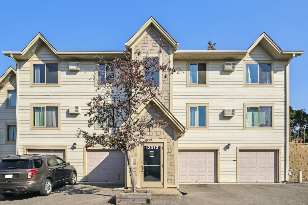 Parkwood Pond in Burnsville, MN - Foto de edificio