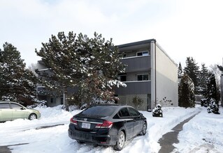 251 Erb St W in Waterloo, ON - Building Photo - Building Photo