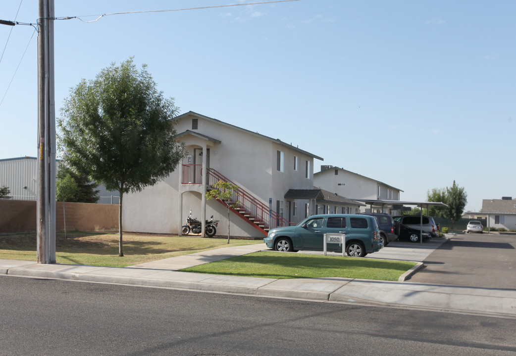 1050 E Kamm Ave in Dinuba, CA - Building Photo