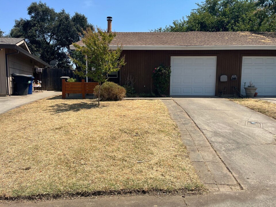 9088 Salmon Falls Dr in Sacramento, CA - Building Photo