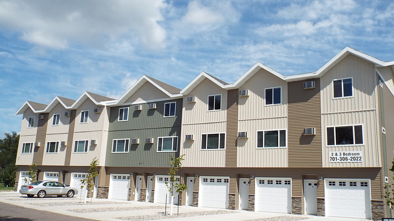 R&T Townhomes in Fargo, ND - Building Photo