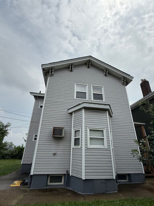 2121 Eggers St in Pittsburgh, PA - Building Photo