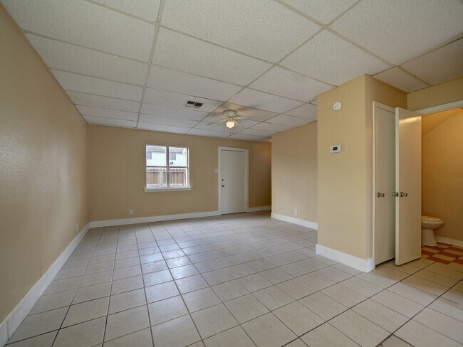 101 S Commonsway in Portland, TX - Foto de edificio - Building Photo