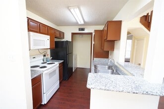 8587 Sands Point Dr in Houston, TX - Foto de edificio - Building Photo