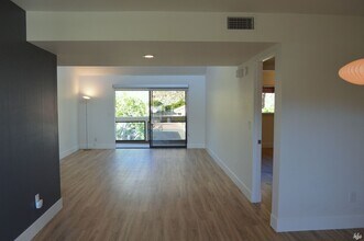 255 E Avenida Granada in Palm Springs, CA - Building Photo - Building Photo