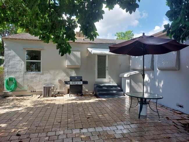 1369 NW 44th St in Miami, FL - Building Photo - Building Photo