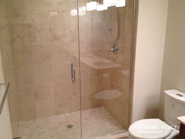 321 Hammond Pond Pky, Unit 301 in Chestnut Hill, MA - Building Photo - Building Photo