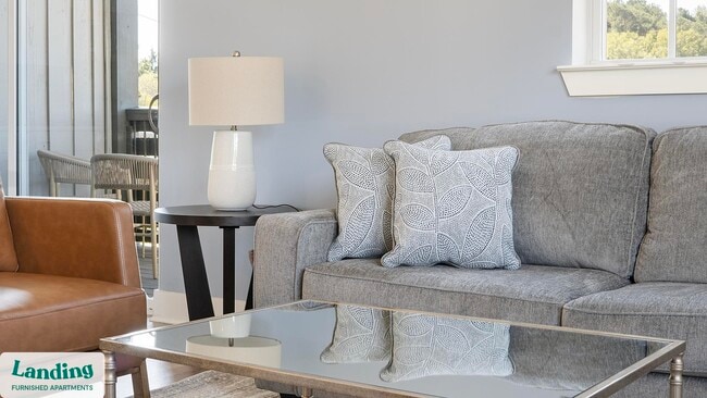 1000 Forestview Dr in Oakwood, GA - Foto de edificio - Building Photo