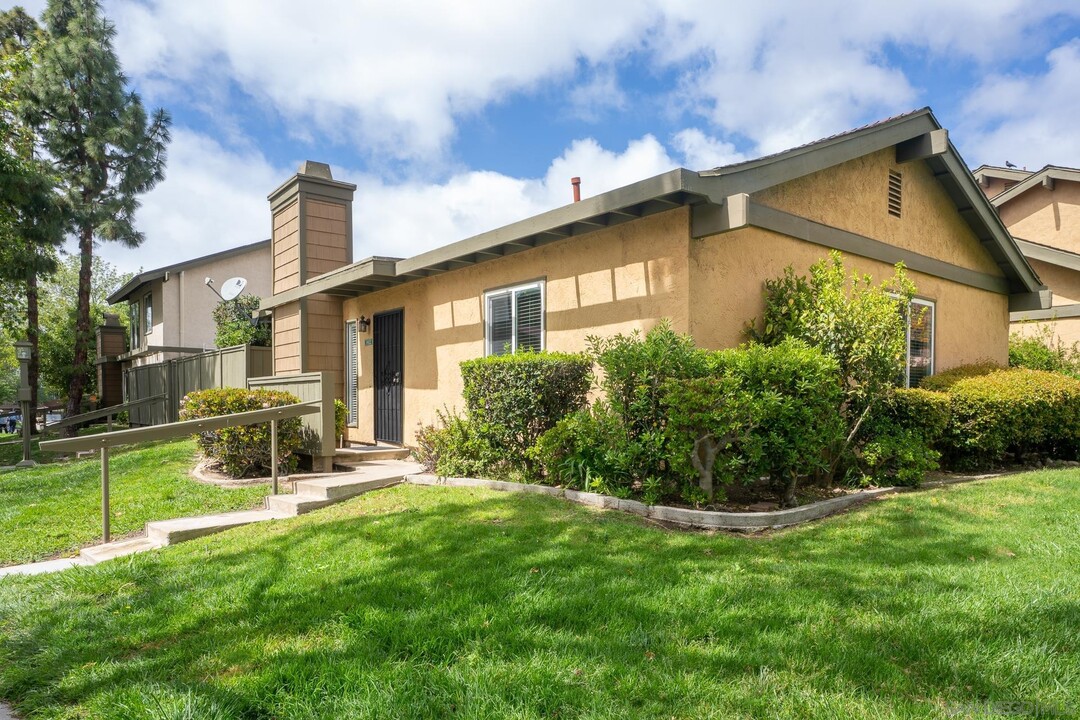 10622 Caminito Derecho in San Diego, CA - Building Photo
