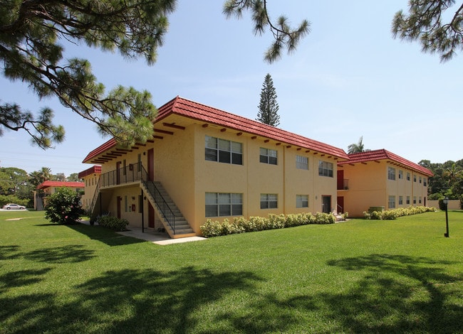 Villa Monterrey Apartments in West Palm Beach, FL - Building Photo - Building Photo