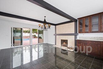 1300 Antigua Way in Newport Beach, CA - Foto de edificio - Building Photo