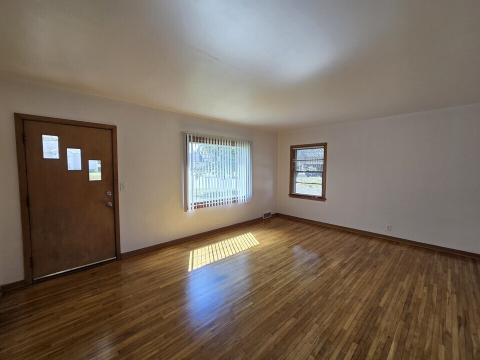 1025 W 8th St in Cedar Falls, IA - Building Photo