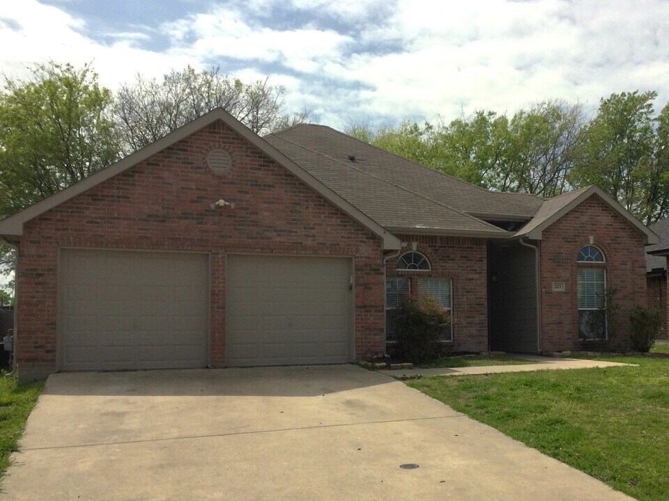 223 Dartmouth Dr in Rockwall, TX - Building Photo