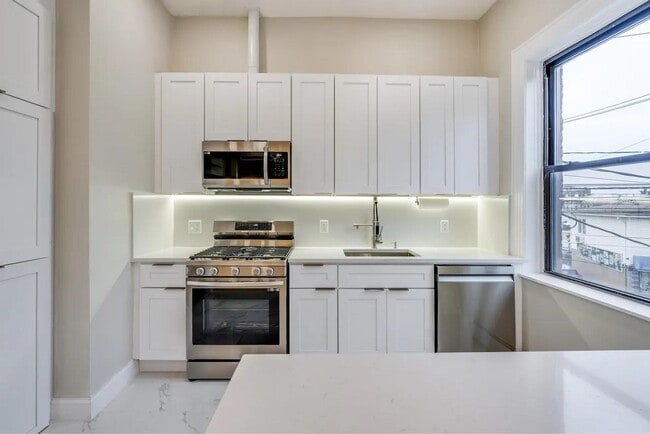 3302 Palisade Ave in Union City, NJ - Building Photo - Building Photo