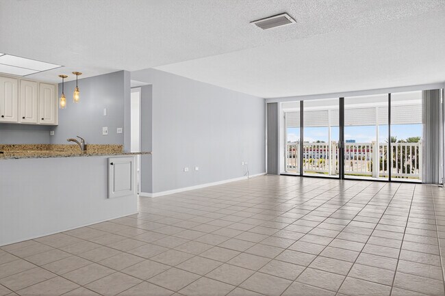 500 Treasure Island Causeway, Unit 504 in Treasure Island, FL - Foto de edificio - Building Photo