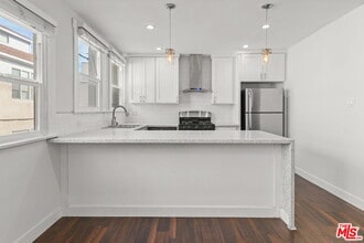 1756 N La Brea Ave in Los Angeles, CA - Building Photo - Building Photo