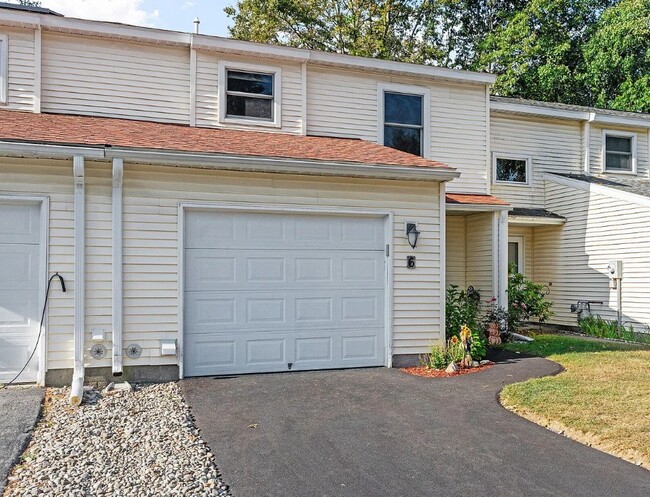 6 Heartwood Ct in Clifton Park, NY - Building Photo - Building Photo