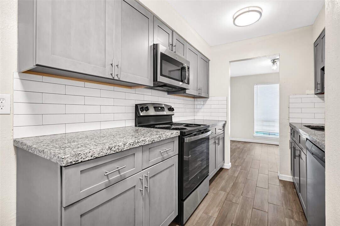 6358 Creekbend Dr in Houston, TX - Building Photo