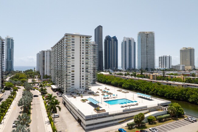 Winston Towers 300 in Sunny Isles Beach, FL - Building Photo - Building Photo