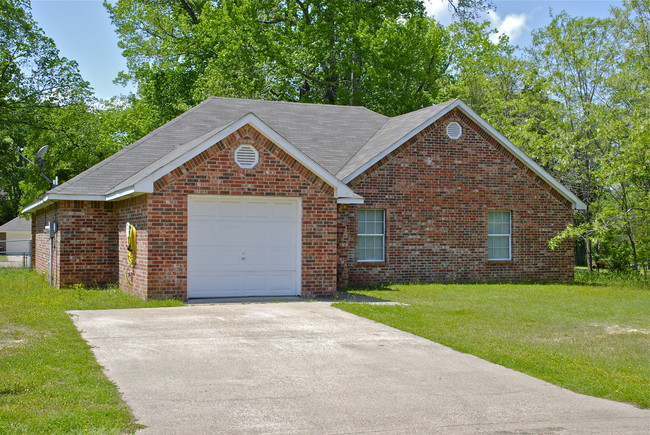 11215 Stuart St in Brownsboro, TX - Foto de edificio - Building Photo